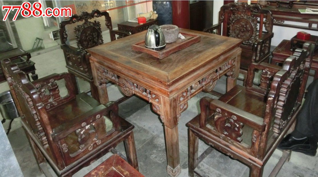 传世美品、工艺精湛、民国老酸枝红木八仙椅、茶几一套,八仙椅长65厘米、宽50厘米、高101厘米、纯手工制作雕刻、寓意特别的吉庆、蝙蝠(福寿)、梅花(五福花)、瓶(平安)、灵芝如意、佛手、旗开得胜、平升三级、龟背(长寿万年)、竹报平安,喜鹊闹春、经过上百年历史年轮磨砺,通体平整润滑,光泽宜人,扶手处呈老红木特有的暗红色,坚固厚实,特别沉重,单只椅子都需要双手才能提起,品相好,无摇晃,原汁原味,无任何后加人为修补加固!~