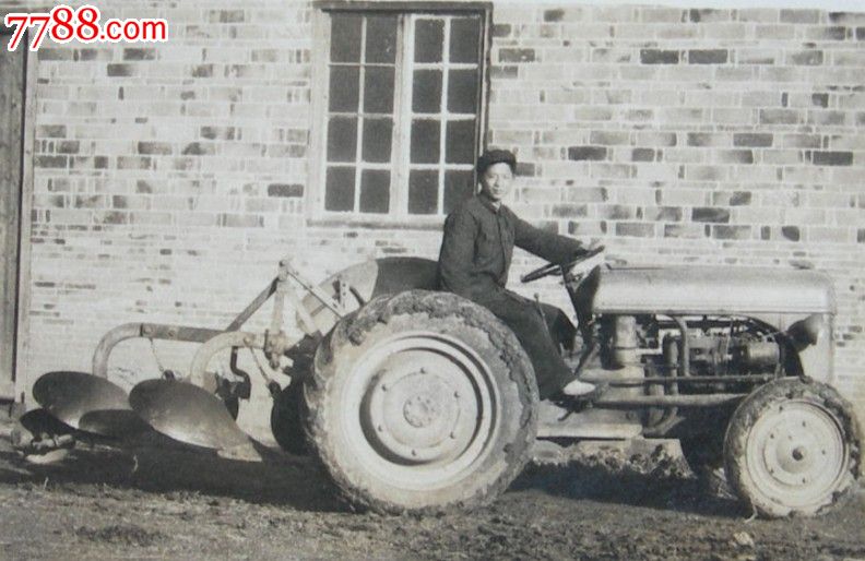 老照片:1952年开拖拉机【尺寸5.4*4.1厘米】