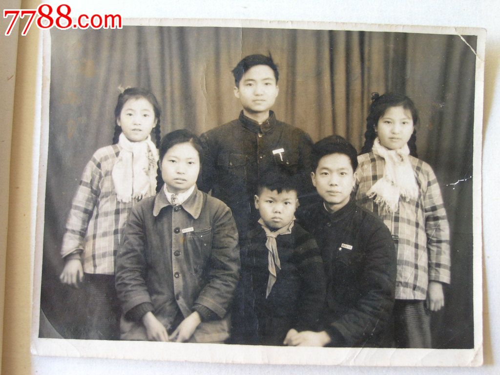 老照片收藏1404b03-1962年兄弟姐妹大合影背赠款9.7-7.3cm