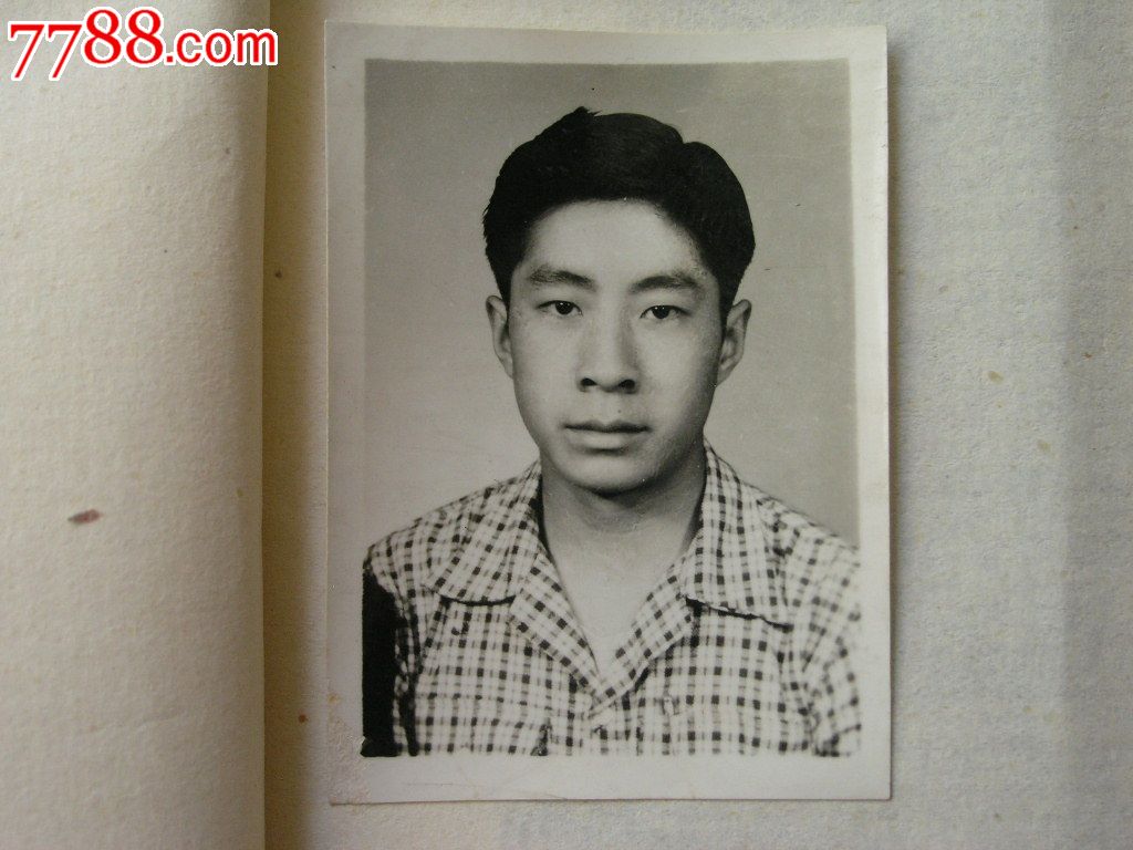 老照片收藏1404c39-60年代格子控帅气男青年4.5-3.4cm