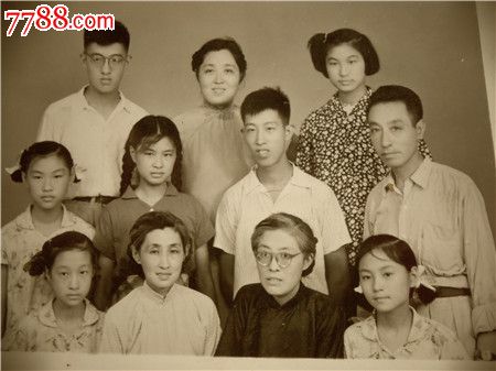 照片177,早期家庭合影,像是50年代早期的中年妇女穿旗袍