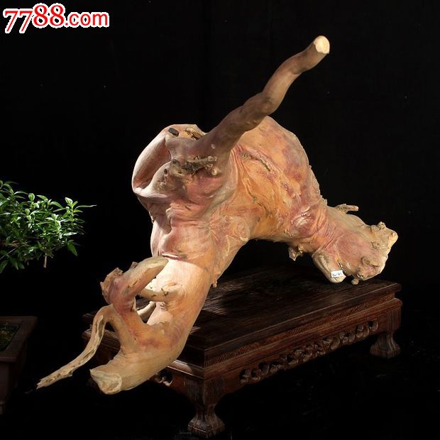宜居品阁天然根雕奇石椿芽木家居艺术根艺摆件自然件_吉德网 编号:木雕摆件: se23488925,YWD801 属性:根雕摆件,,鸡翅木,,2010-2019年,,其他造型,,无雕刻,,, 简介:根雕编号:YWD801根雕品名:根艺自然件-虾根雕规格:76*38.5*37cm长宽高根雕材质:椿芽木根雕净重:7.8KG 备注:这件作品整体无拼接。适合摆放在家中玄关、客厅,宾馆酒店、办公场所;是亲朋好友互相往来的馈赠佳品。请注意,一个编号只对应一个宝贝,照片是多角度拍摄,目的是让买家更清楚地看到宝贝的全貌。价格不含拍照用的鸡翅木底座,如有需要请向客服说明,并补足成本