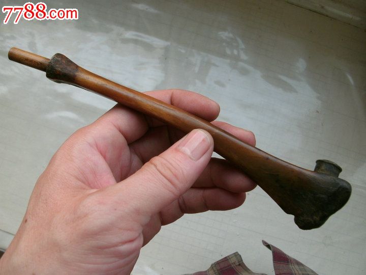 骨制烟杆.有点恐怖