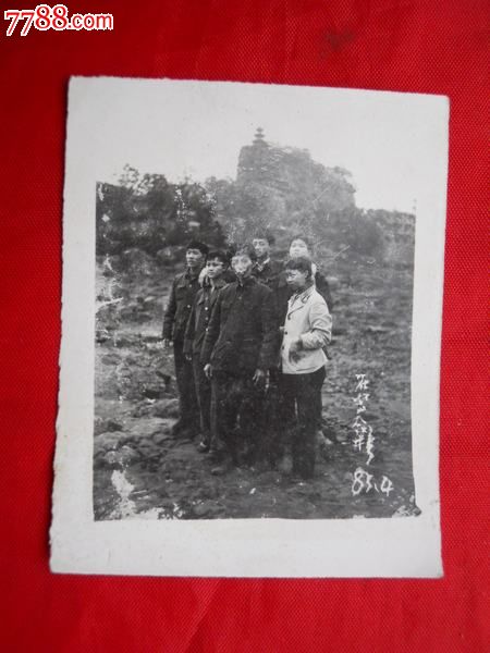 83年,黑白老照片,背景石宝寨,长约:6.5cm,宽约:5cm(不退不议价!