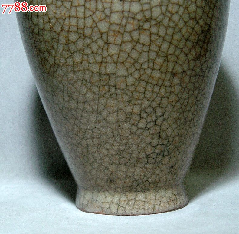 明代哥窑小口瓶