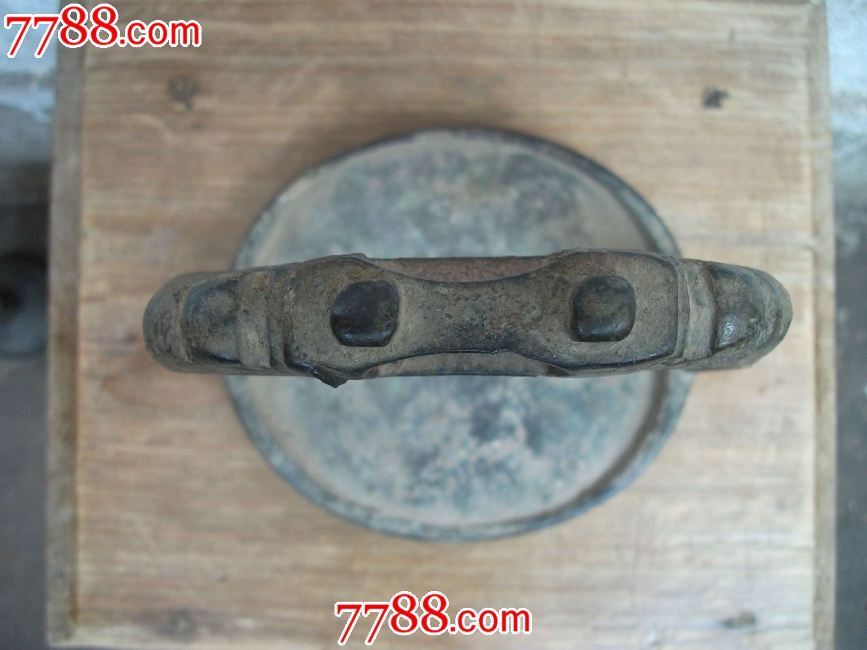 老马镫一个黄铜制,高14厘米,直径11,5x13厘米,品好如图.