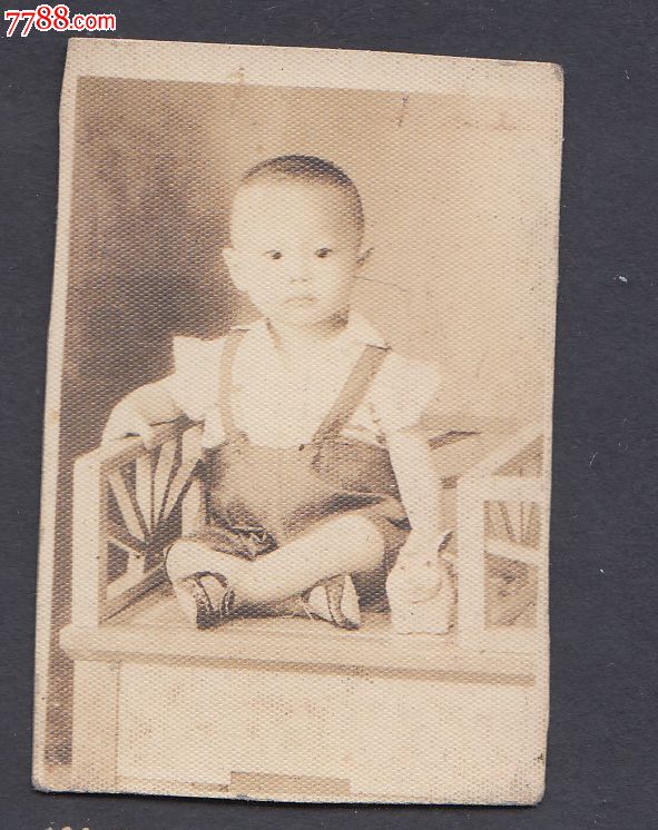 盘腿的小孩子