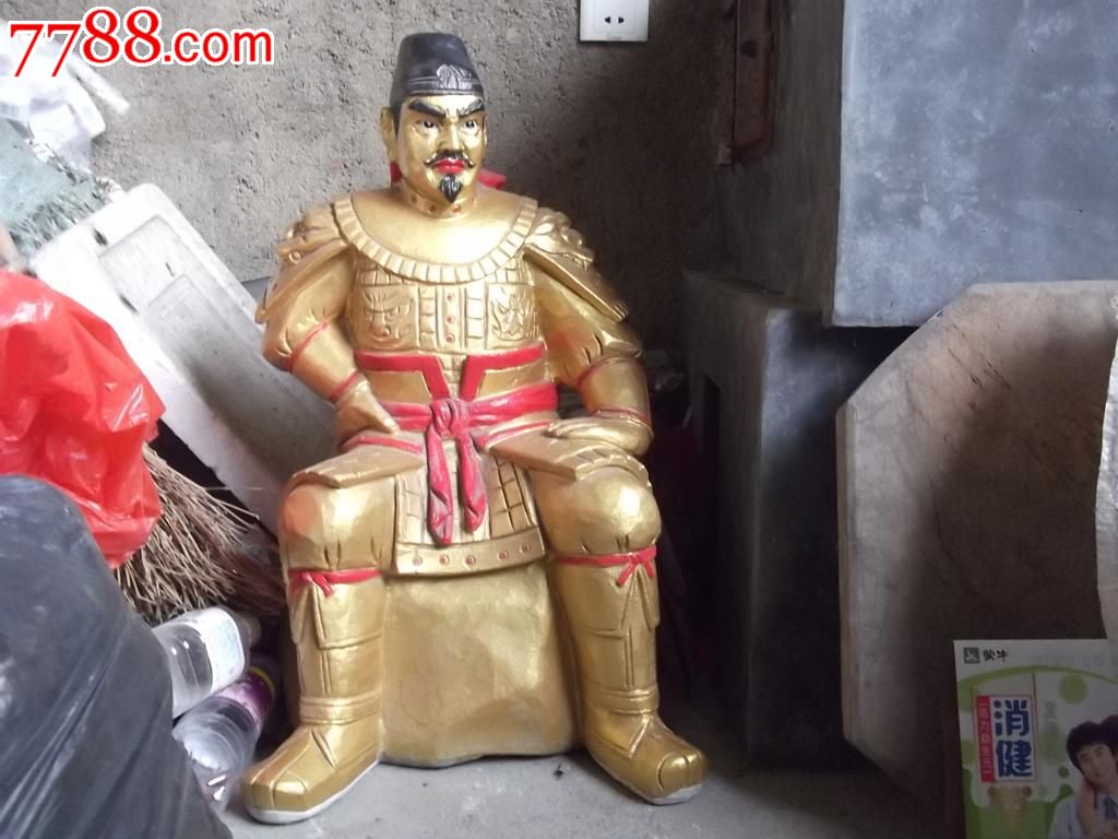 威武的人物将军石雕像