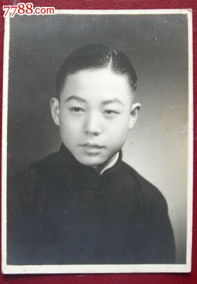1940年,施江南先生摄于孤岛(上海租界)【民国