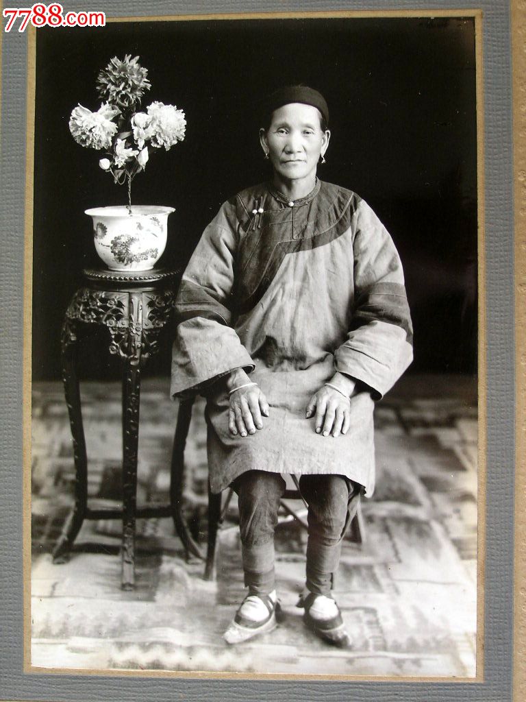云南老照片收藏1407-清末民国华服小脚金莲老太单人照
