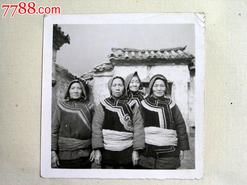 云南老照片收藏1407b05-60年代盛装边疆民族服饰老奶奶四人合影6-6cm