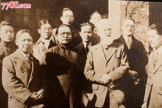 是世界著名的擅长幽默与讽刺的语言大师,同时他还是积极的社会活动家和费边社会主义的宣传者。他支持妇女的权利,呼吁选举制度的根本变革,倡导收入平等,主张废除私有财产。萧伯纳的一生,是和社会主义运动发生密切关系的一生,他认真研读过《资本论》,公开声言他是一个普通的无产者,一个社会主义者。他主张艺术应当反映迫切的社会问题,反对为艺术而艺术。其思想深受德国哲学家叔本华及尼采的影响,而且又曾读过马克思的著作,不过他却主张用渐进的方法改变资本主义制度,反对暴力革命。他加入费边社后担任《费边论丛》以及费边社许多