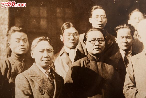 是世界著名的擅长幽默与讽刺的语言大师,同时他还是积极的社会活动家和费边社会主义的宣传者。他支持妇女的权利,呼吁选举制度的根本变革,倡导收入平等,主张废除私有财产。萧伯纳的一生,是和社会主义运动发生密切关系的一生,他认真研读过《资本论》,公开声言他是一个普通的无产者,一个社会主义者。他主张艺术应当反映迫切的社会问题,反对为艺术而艺术。其思想深受德国哲学家叔本华及尼采的影响,而且又曾读过马克思的著作,不过他却主张用渐进的方法改变资本主义制度,反对暴力革命。他加入费边社后担任《费边论丛》以及费边社许多