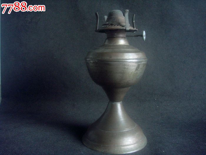 民国铜质煤油灯一盏.俗称:"美孚灯".