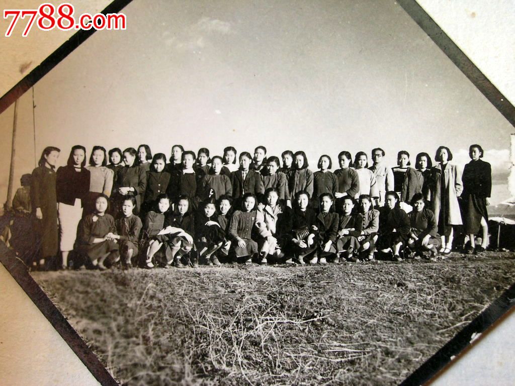 老照片收藏1312e023-40年代漂亮旗袍美女们滇池边大合影2张