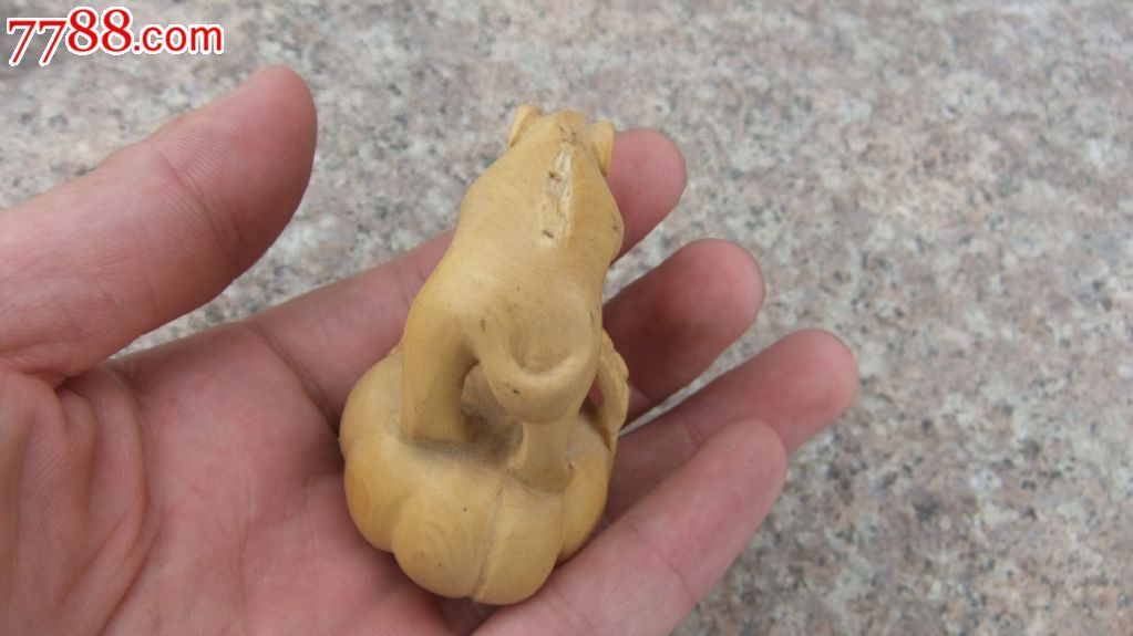 黄杨木雕猴子爬在南瓜上小玩意