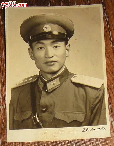 1956年人民解放军【空军大尉】标准戎装照片