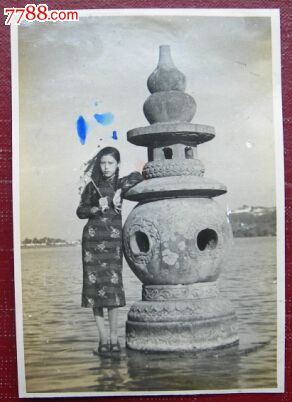 热闹!热闹!旗袍美女,麻花辫,倚着西湖"三潭印月"石塔,顶个莲蓬当花伞