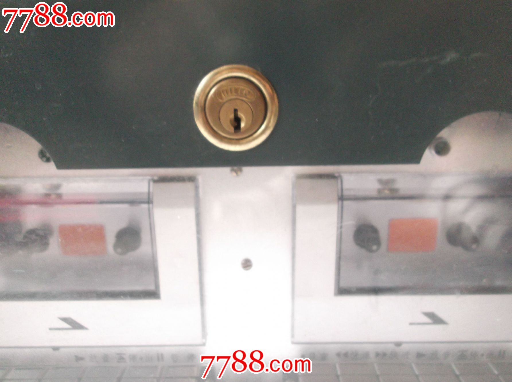 少见80年代录音机,带锁,铁皮的,底座带4个减震器(长34cm,高23cm)
