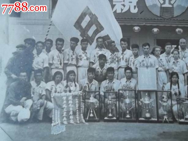 50年代在上海虹口体育场中铁体育比赛合影,老