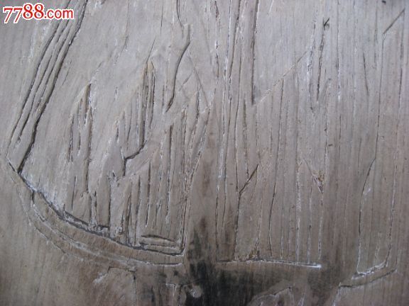 木板雕刻毛主席挥手全身像,50cm33cm,厚1.3cm,毛主席挥手我前进,毛主席指示我照办。木板有些细裂,有磨损,有腐蚀,有点变形,有点不平整了,品相暂定8品,实物拍摄,品相请自定,苛者看清再拍,有问题拍前请留言,包老包真包品如图,按图发货。给中差评者请远离。