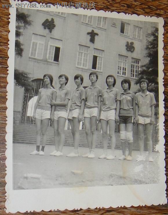 青岛第一体育场外美少女运动员