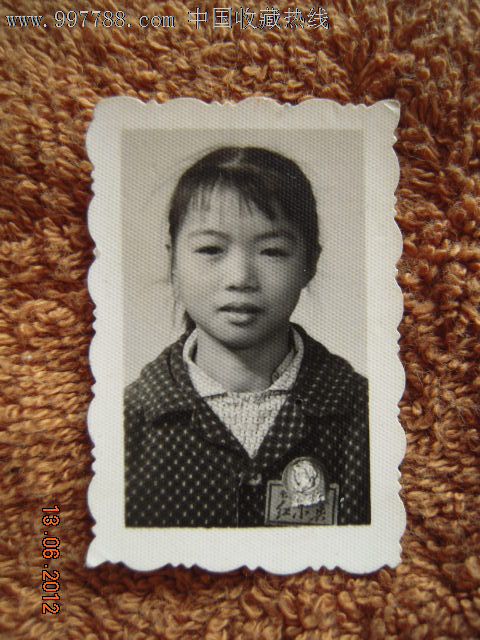 带像章的一寸照