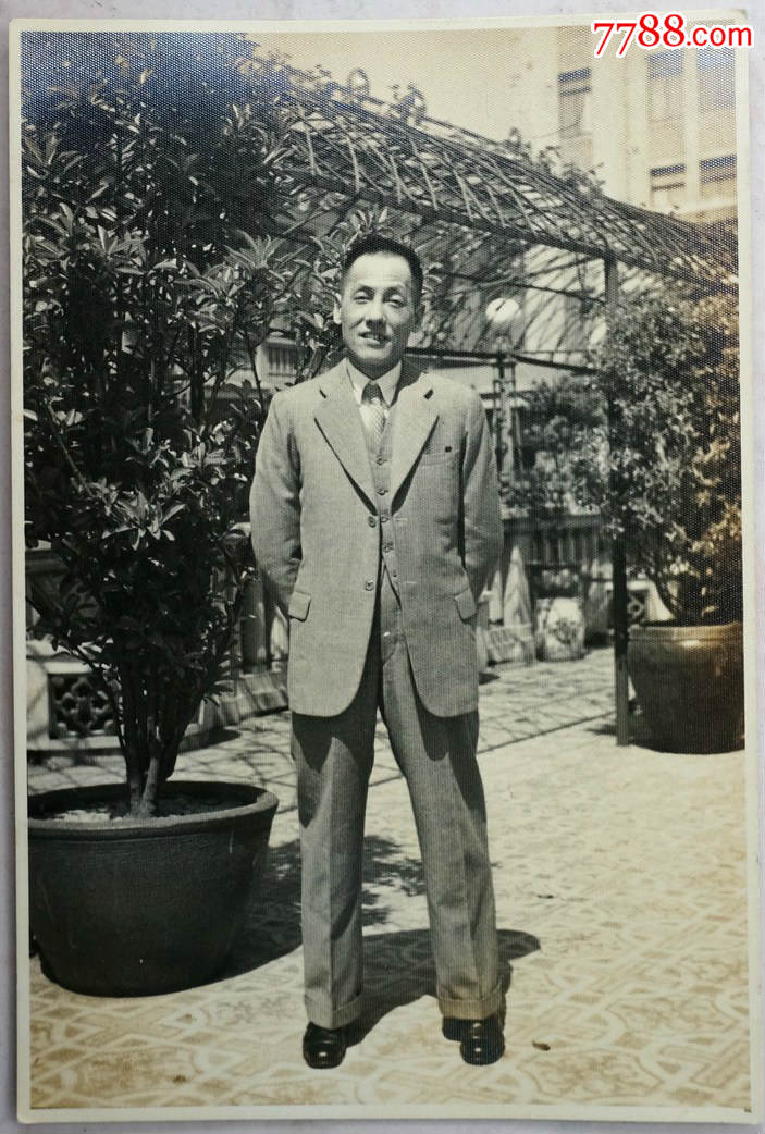 民国老照片英俊的男子