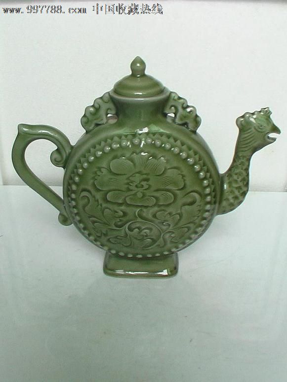 耀州窑青瓷剔花凤鸣壶在往出到酒或水时发出凤鸟的鸣叫声
