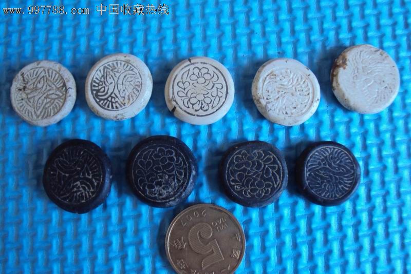 出土的宋金黑白印花棋子9颗