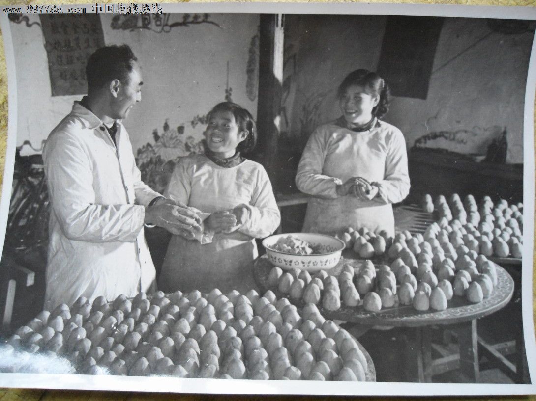 1959年农村公社大办全民食堂的一组照片(4)做窝头