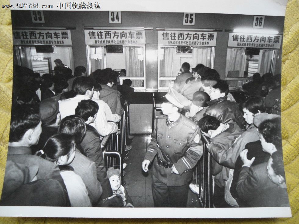 回家过年的人排队购买火车票