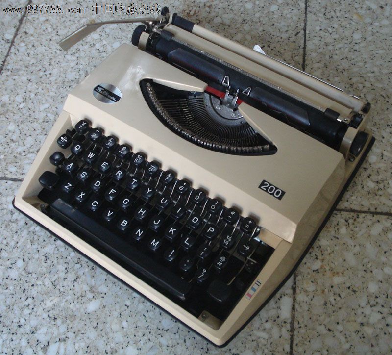 老式飞鱼牌200英文手提式打字机双色带
