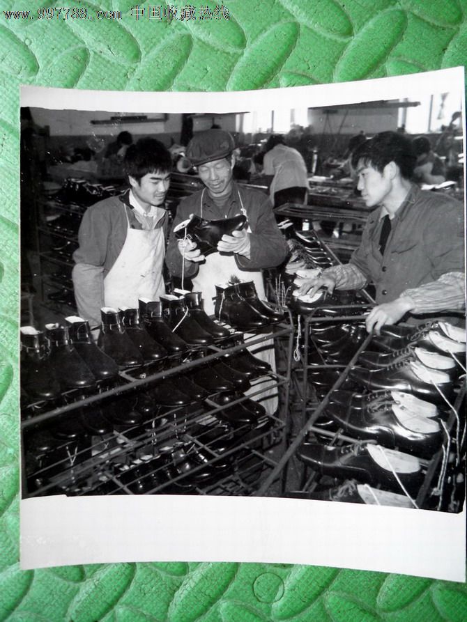80年代的皮鞋制造车间.老工人向青年工人讲觪检验皮鞋质量问题