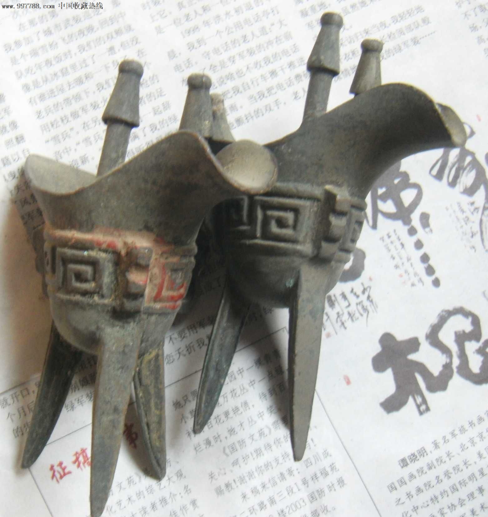 纯铜/很重,三角杯一对,很旧