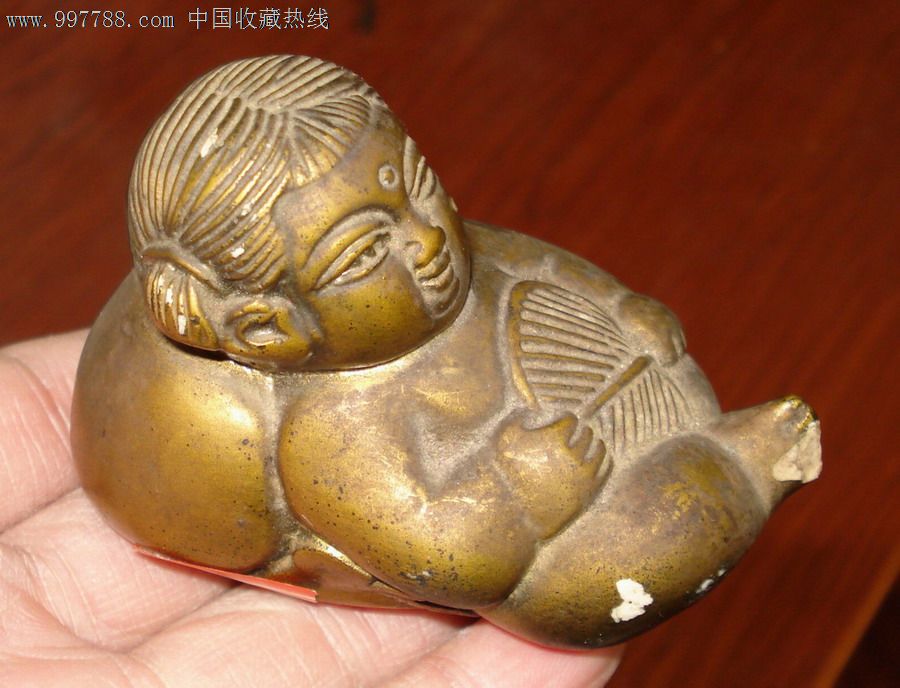 一只雕工很好的瓷质金娃娃摆件(a0434)