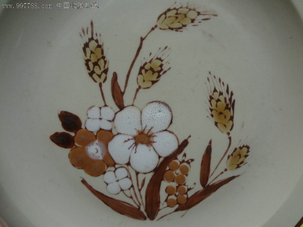 全手绘素三彩花卉观赏盘瓷盘一只