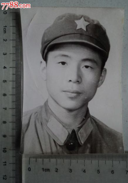 穿军装的男青年