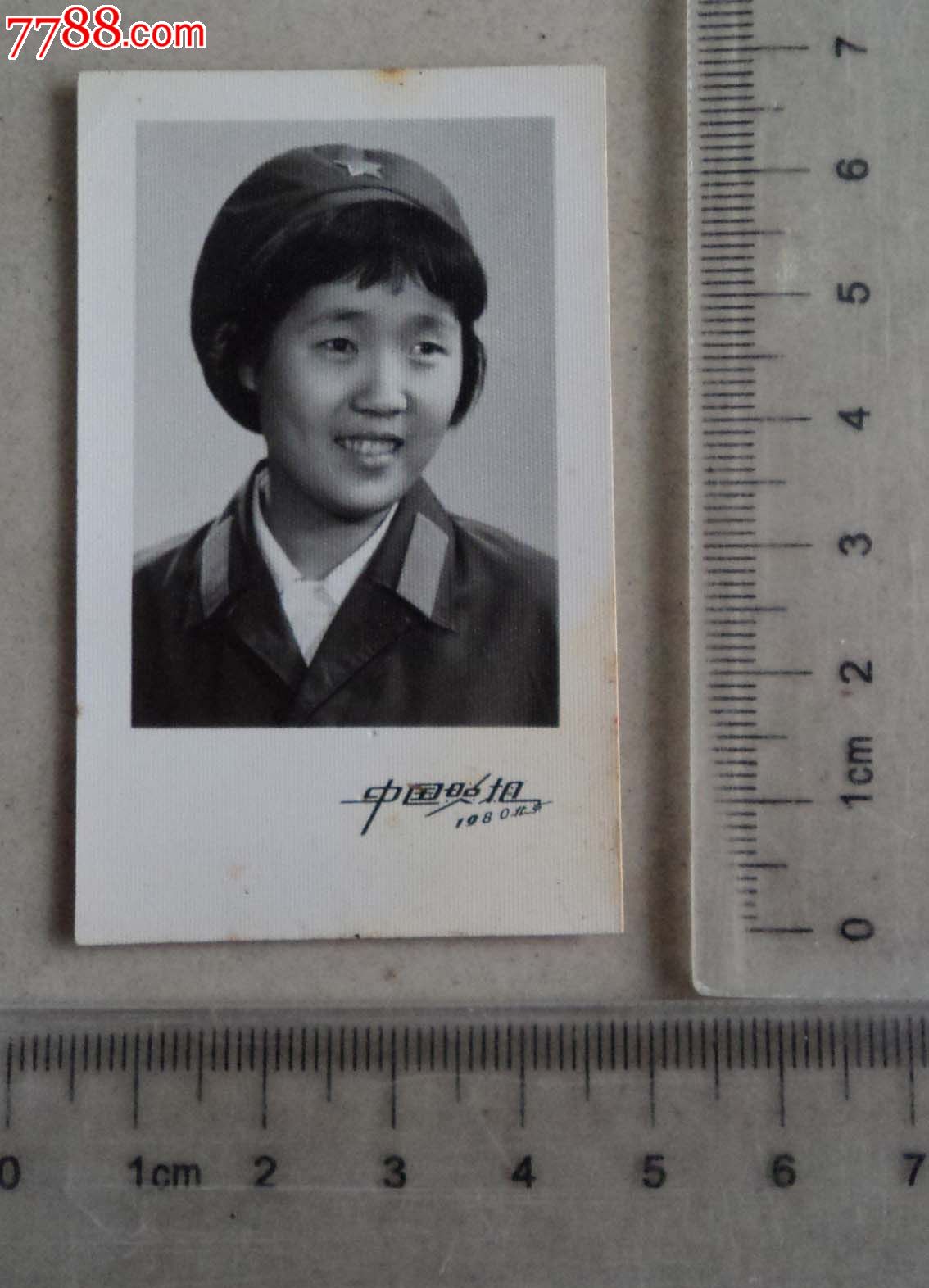 1980年短发女子单人照