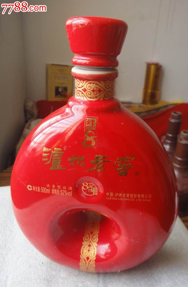 中国红穿心石泸州老窖酒瓶
