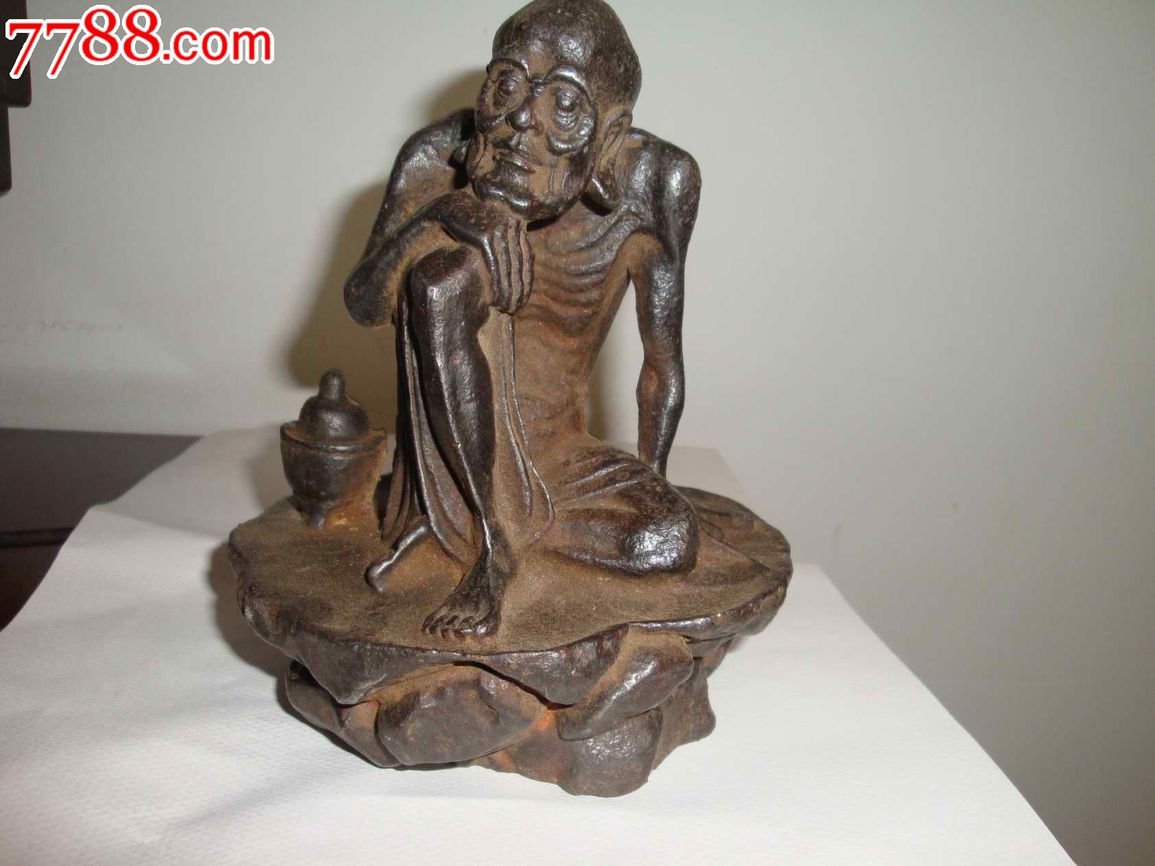 一个铁质瘦骨罗汉