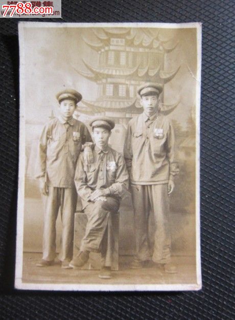 带奖章的四野50军装三人合影(尺寸7.4x5cm)