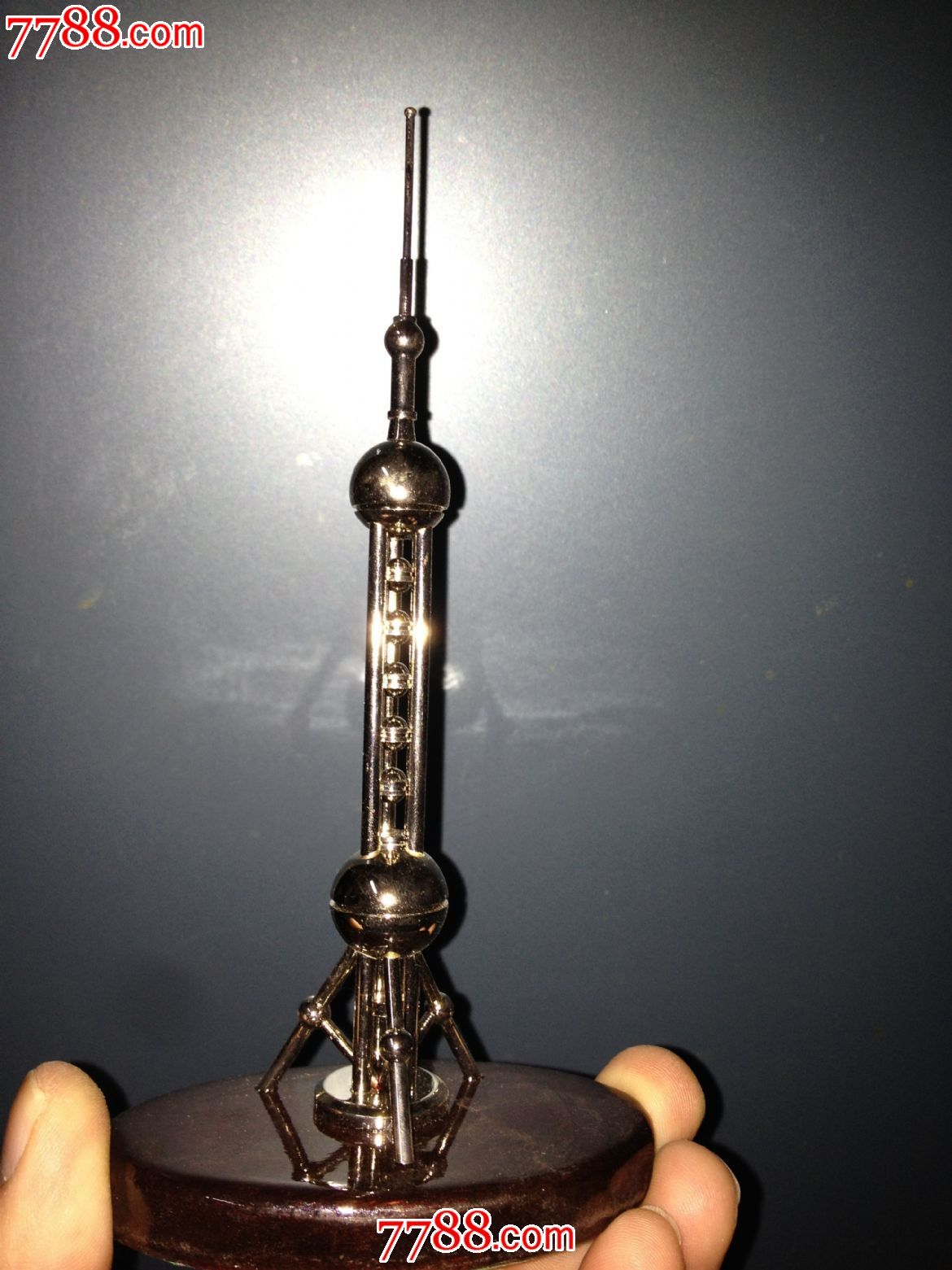 上海华通科技工贸公司出品.上海东方明珠娱乐总公司监制.