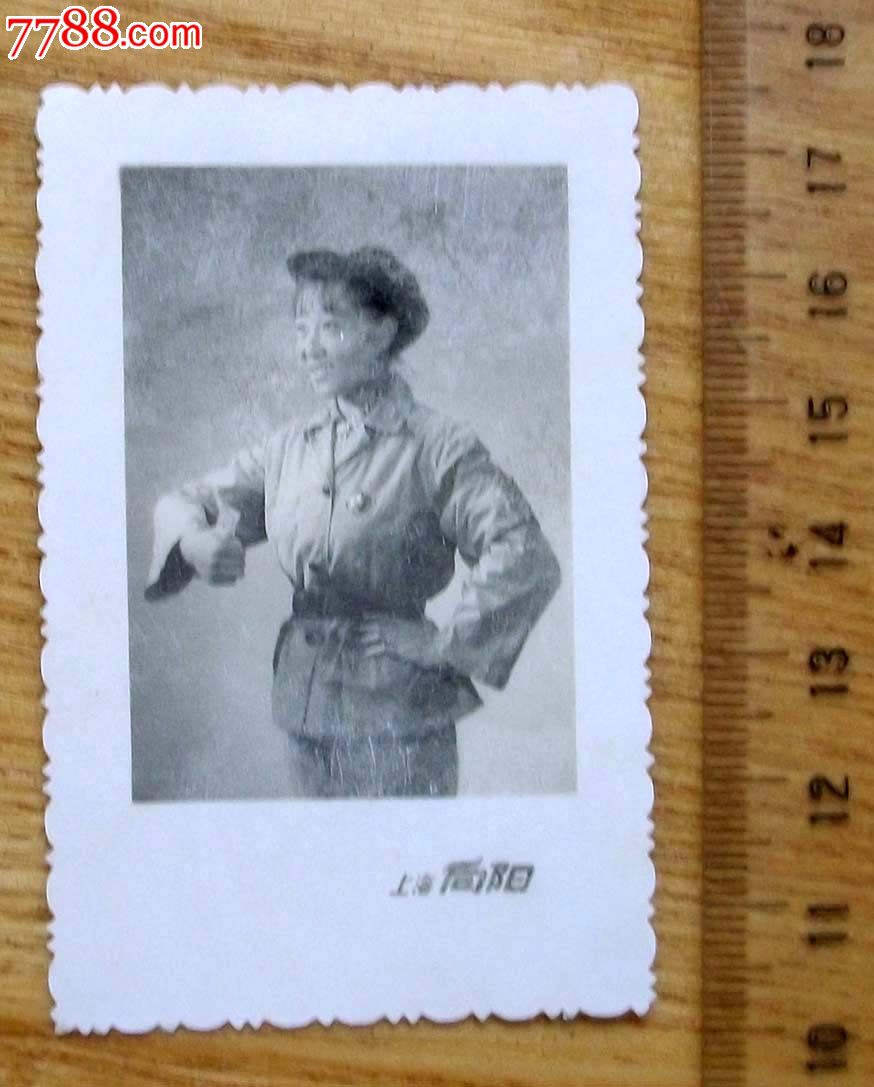 红*兵穿军装,戴军帽,像章,袖章,皮带手拿红宝书标准姿势