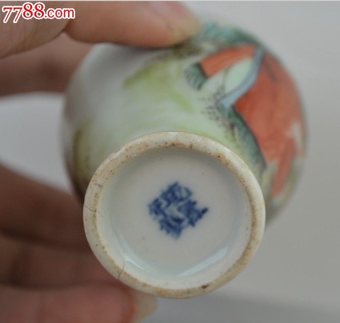 乾隆底款人物鼻烟壶