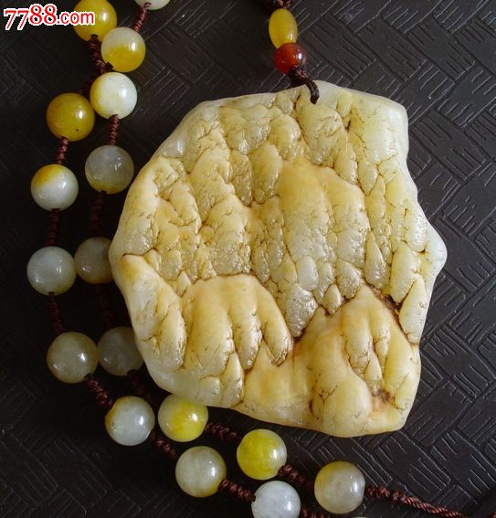 天然黄蜡石籽料挂件---千佛山{带链}