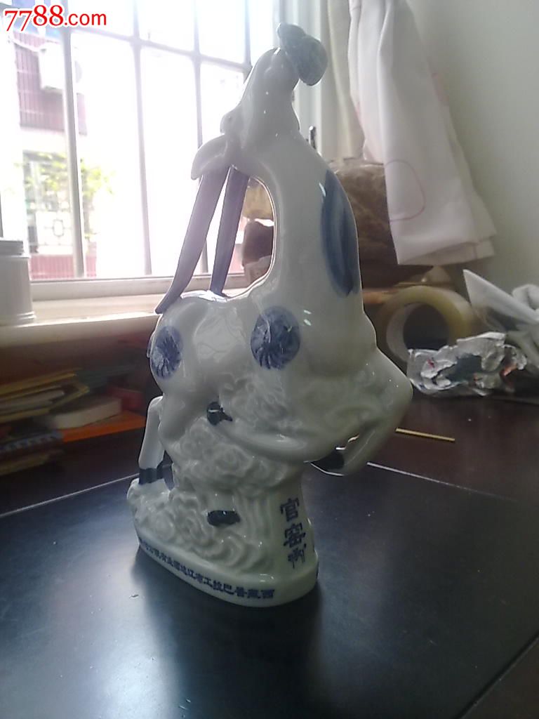 藏羚羊酒青花瓷瓶