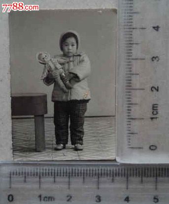 小宝宝抱玩具娃娃留影(老照片)