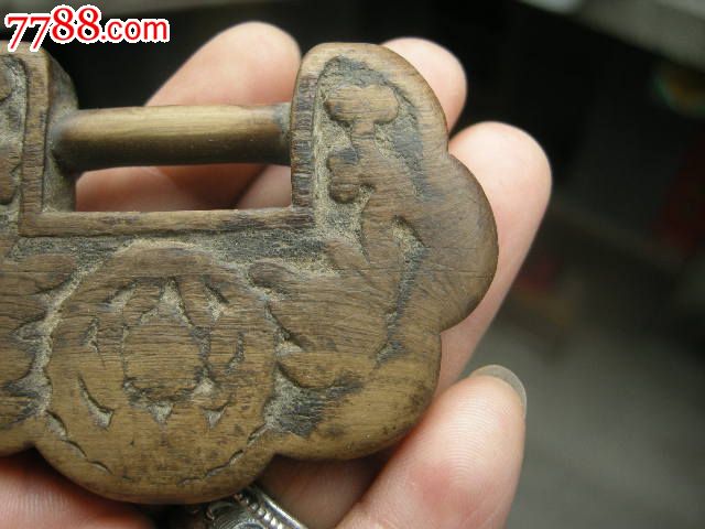 【双面工狮子滚绣球.状元及第老木头锁】锁宽6.5厘米不错的雕工