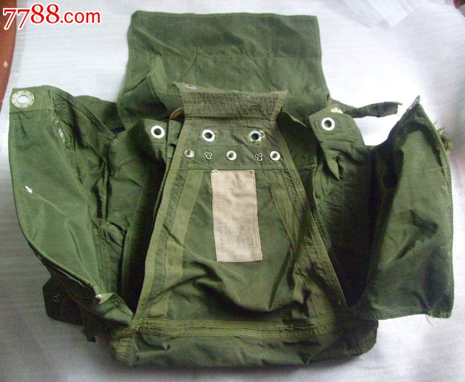 1971年生产的飞行员专用救生伞包